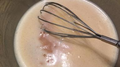 加入朗姆酒，拌匀后盖上保鲜膜冰箱冷藏24一48小时