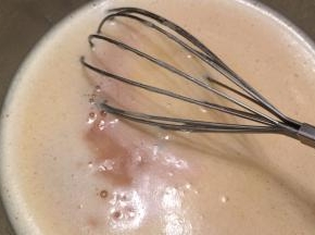 加入朗姆酒，拌匀后盖上保鲜膜冰箱冷藏24一48小时