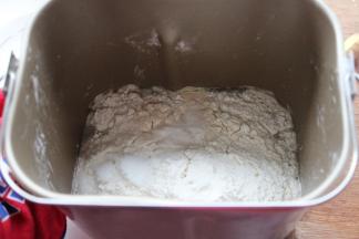 加入除了黄油外的所有材料。