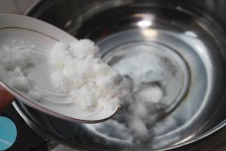 发酵快结束时煮糖水。