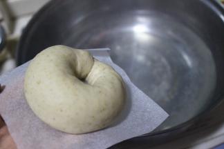 水和糖一起煮至沸腾，将发酵结束的贝果表面朝下，放在糖水中煮30秒后。