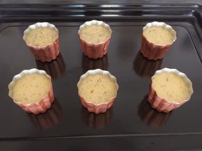 将冷藏好的可露丽面糊再次搅拌均匀，倒入抹好的模具内