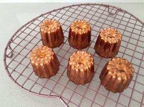 出炉的可露丽倒扣，直接脱模放凉