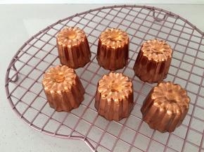 出炉的可露丽倒扣，直接脱模放凉