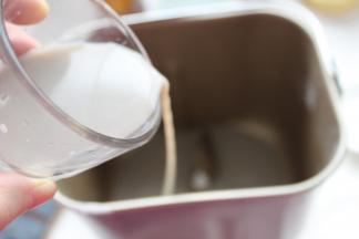 晾好的黑豆豆浆倒入面包机内桶。