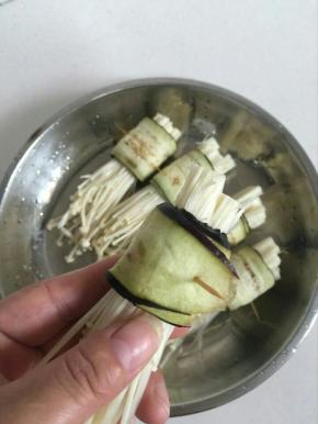 卷好以后，用清洗干净的牙签固定住即可！