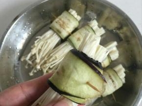 卷好以后，用清洗干净的牙签固定住即可！
