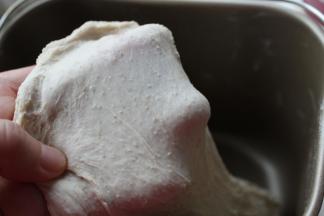 揉面15分钟后，加入黄油，再揉面到扩展阶段。