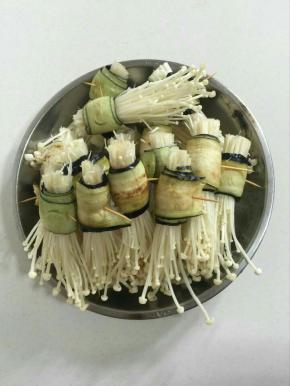 依次卷好所有的茄子金针菇卷！
