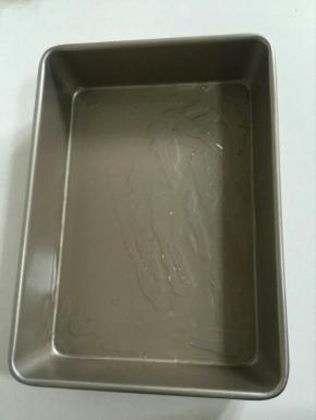 依次卷好所有的茄子金针菇卷！

烤箱上下火200度提前预热10分钟，把烤盘底部刷一层薄薄的油！