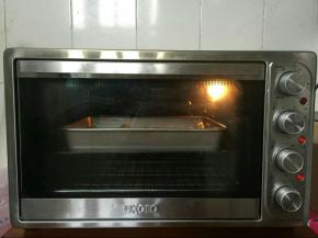 把烤盘置于烤箱中层上下火200度烤10分钟！