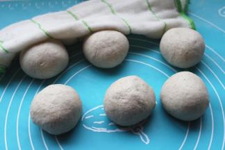 把面团分成6份，揉圆，盖湿布醒发15分钟。