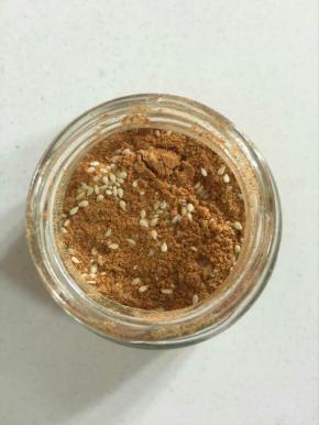 椒盐1勺，辣椒粉2勺，孜然粉5勺，熟芝麻10克混合均匀备用！