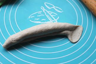 卷起来，大的那一头擀薄。