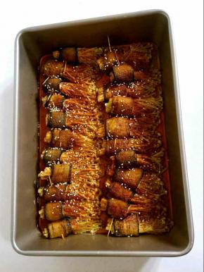 时间到了取出来刷上一层香辣酱，再撒上适量的刚刚混合好的调料，再次入烤箱烤5分钟左右！（没有香辣酱的也可以用老干妈来代替哦！）