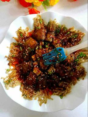 感觉还不够辣，又刷了一点儿辣椒油，辣劲儿十足，好过瘾啊！