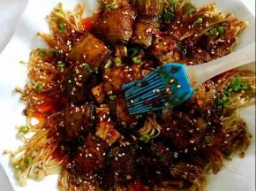 感觉还不够辣，又刷了一点儿辣椒油，辣劲儿十足，好过瘾啊！