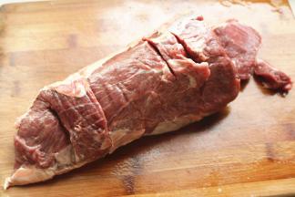 新鲜解冻的牛肩肉，看着就很赞。