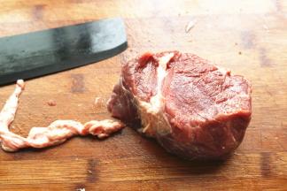 切一片下来，去掉筋膜不要。