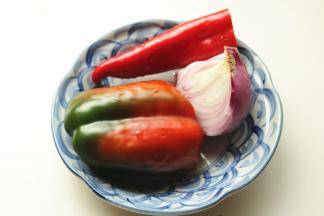 准备配菜，青椒也变成了红色。