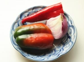 准备配菜，青椒也变成了红色。