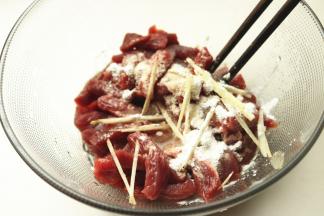 加2小勺鸡粉和适量水淀粉。