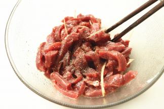 再加入现磨的黑胡椒碎。