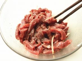 再加入现磨的黑胡椒碎。