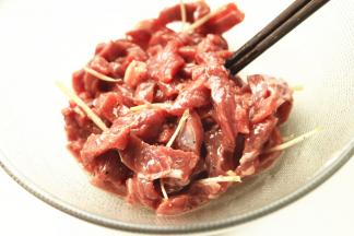 拌匀，腌制20分钟。