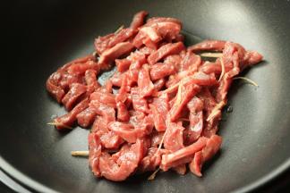 下入腌好的牛肉。