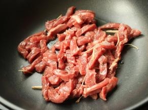 下入腌好的牛肉。