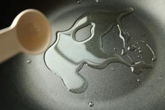 炒菜机接通电源，加入3勺色拉油。