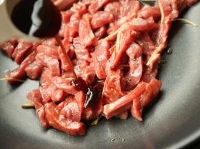 加一勺蚝油。