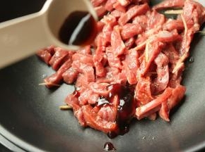 加一勺生抽。