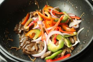 中途剩余2分钟的时候，打开盖子，机器会自动停止，加入蔬菜丝。