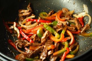 再撒一些黑胡椒碎，拌匀，黑椒牛柳就做好了。