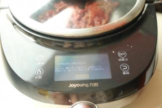炒菜机选择杭椒牛柳程序，开启炒菜机。
