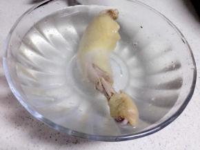 将煮好的鸡腿捞出立刻放入冷水中浸泡10分钟左右让鸡腿凉透