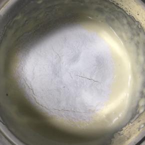 分两次过筛加入低筋面粉，每一次都翻拌均匀