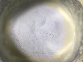 分两次过筛加入低筋面粉，每一次都翻拌均匀