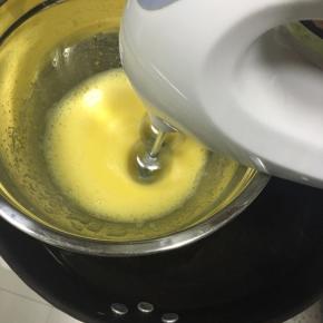 热一盆40度左右的热水，打蛋盆放入，隔水中速打发