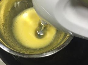 热一盆40度左右的热水，打蛋盆放入，隔水中速打发