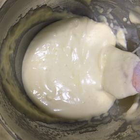 翻拌要快速，翻拌至无面粉颗粒并且很顺滑