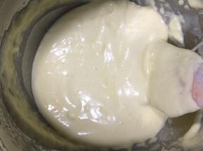 翻拌要快速，翻拌至无面粉颗粒并且很顺滑