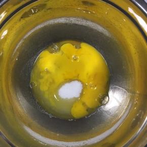 鸡蛋打入盆内，加入全部蛋糕用细砂糖