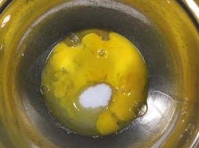 鸡蛋打入盆内，加入全部蛋糕用细砂糖