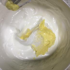 再把打发好的黄油倒入继续打发