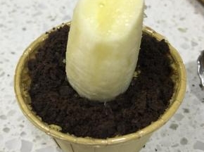 奥利奥饼干去掉夹心，用保鲜袋装起来擀碎，舀一勺奥利奥在杯子蛋糕上，当作泥土，香蕉切块，用牙签固定在蛋糕上