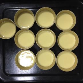 把蛋糕糊装入裱花袋中，挤到烘焙专用纸杯中，烤箱预热170度，上下火，烤30分钟