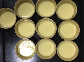 把蛋糕糊装入裱花袋中，挤到烘焙专用纸杯中，烤箱预热170度，上下火，烤30分钟